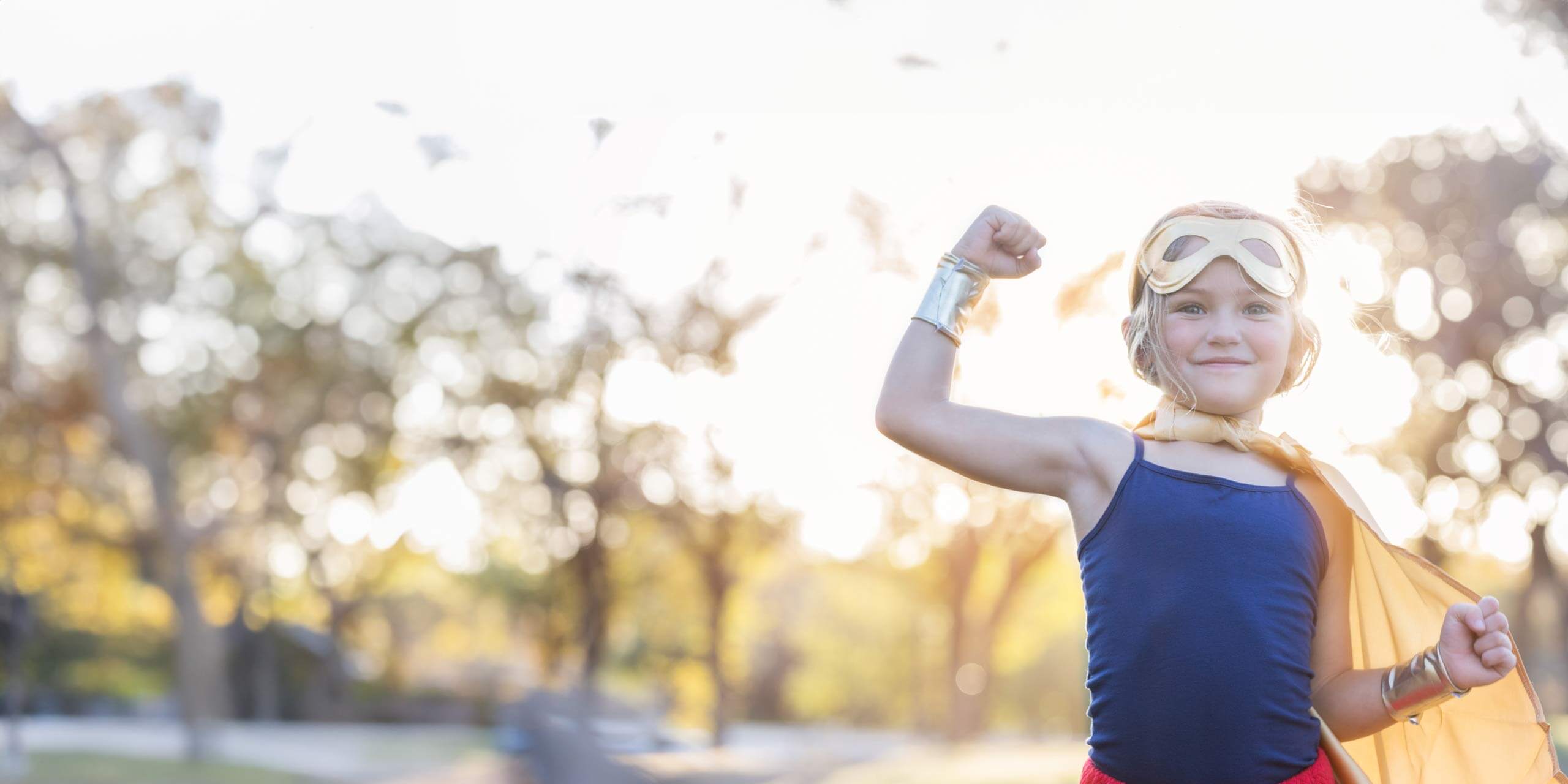 Resilienz Kind zeigt Superheldenpose